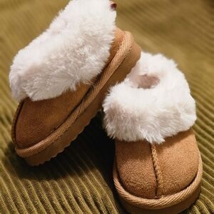 Wonder Nation Cozy Brown and White Fur Slippers Sz 3c